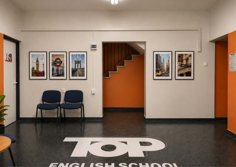 Hol szkoły Top English w Szczecinie z logo na podłodze