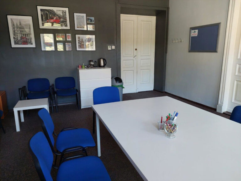 Sala lekcyjna Top English w Lublinie z niebieskimi krzesłami