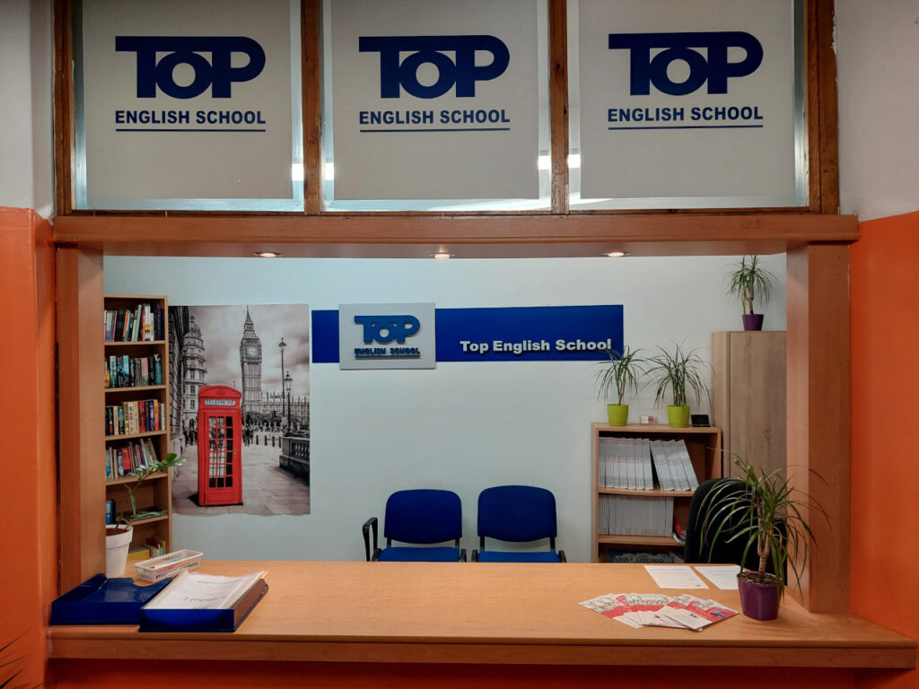 Recepcja Top English School z logo szkoły