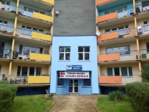Budynek Top English School – Szczecin Prawobrzeże, niebieska elewacja i wejście do szkoły